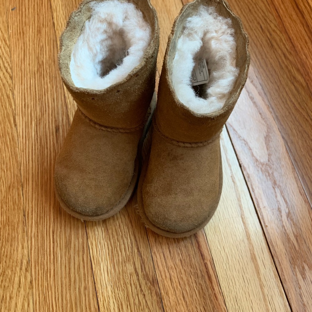Toddler Uggs size 6